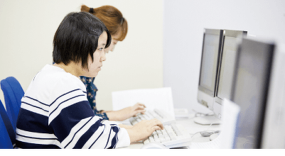 授業と同じ教室で、さまざまな資格・検定の学内受験が可能